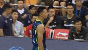 易建联脱鞋事件央视新闻,如何看待易建联脱鞋事件