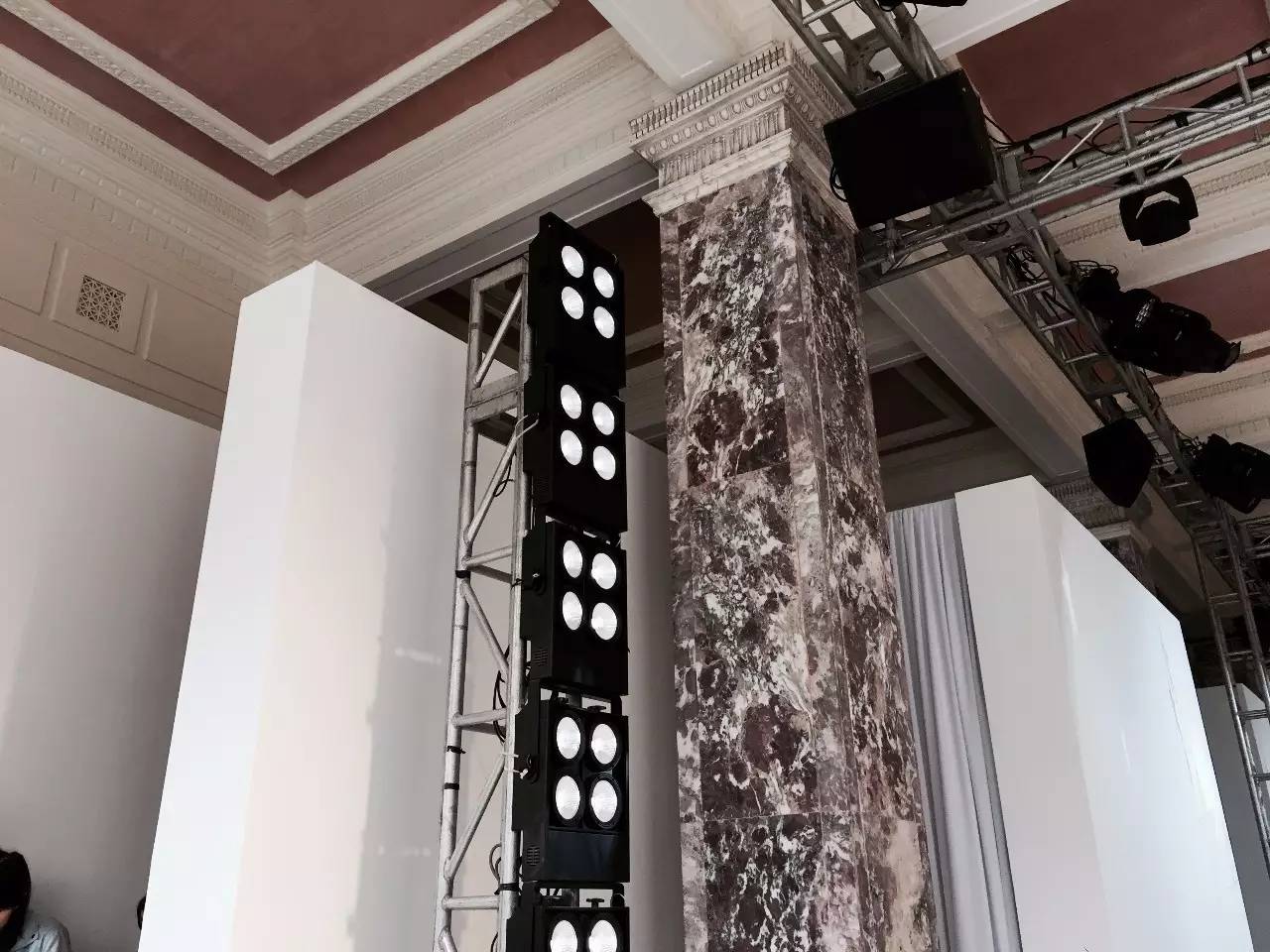 我们在上海时装周最忙的档口，“入侵”了设计师们的手机相册