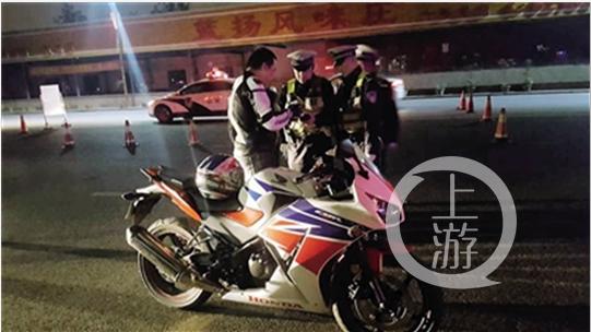 深夜飙车被抓的鬼火少年是真的吗,半夜飙车被交警抓到搞笑