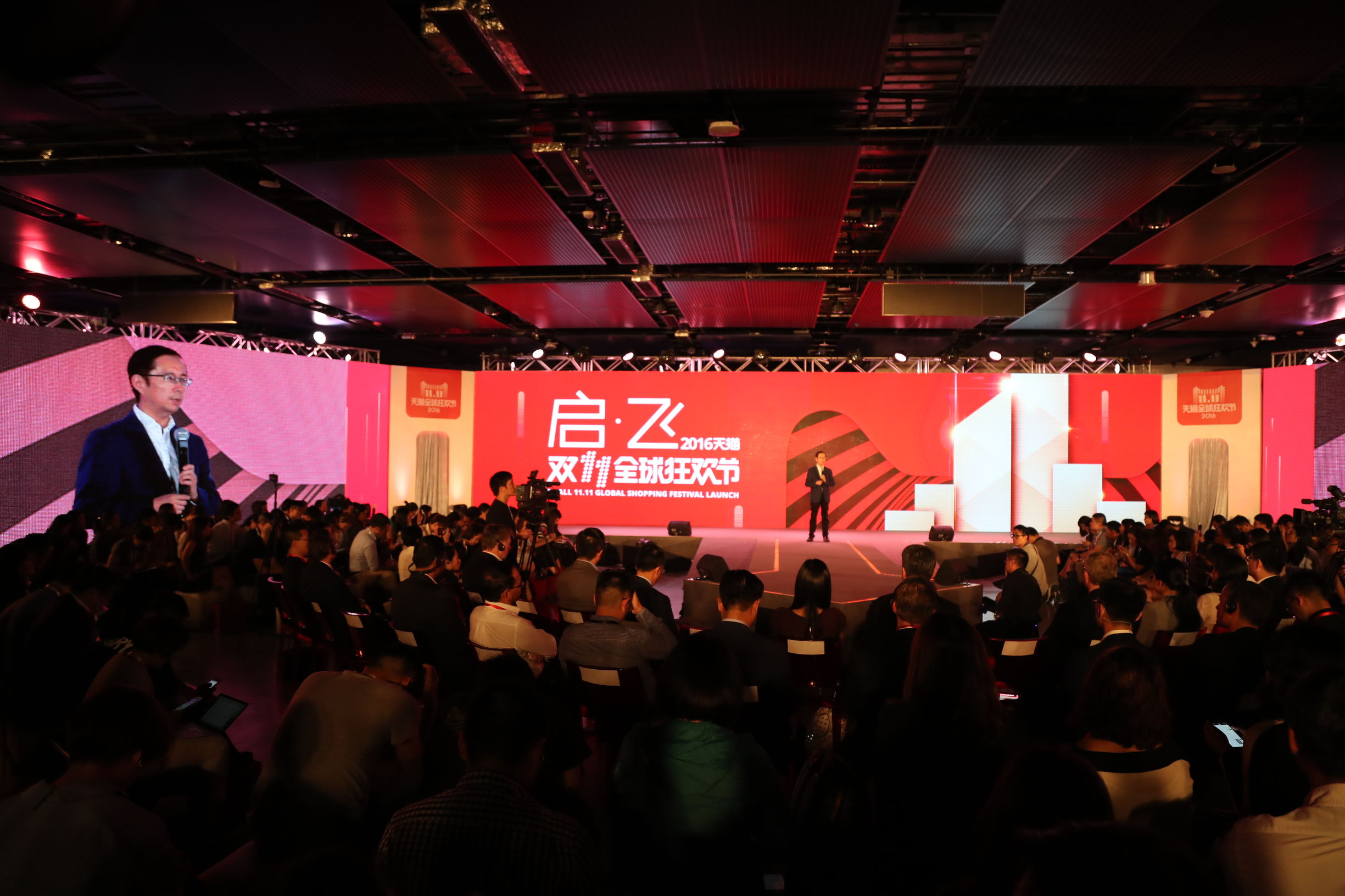 他是中国最“矛盾”的城市，他是香港。