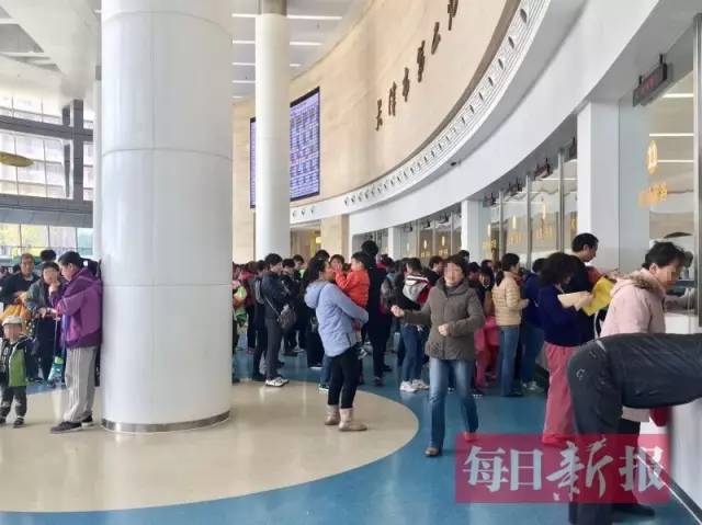 医院儿童看病爆满,儿童看病能去小诊所吗