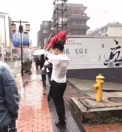 奶奶给孙子打伞抖音视频,奶奶给孙子打伞的视频