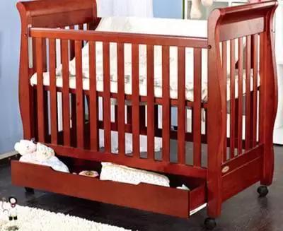 给6个月以上的宝宝挑选婴儿床,如何给宝宝选择安全的婴儿床