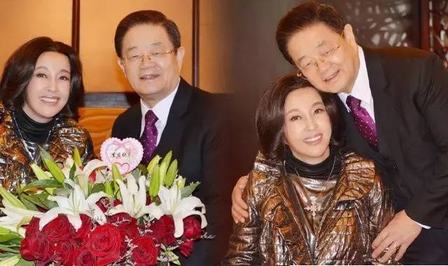 刘晓庆与友人庆生，61岁颜值不老，曾和姜文组CP