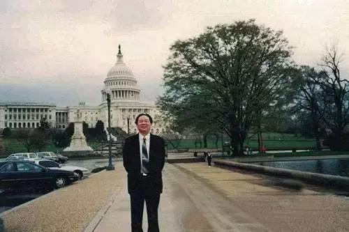 他用罐头换4架飞机，三次入狱，毁誉参半，冯仑说愿为他养老送终