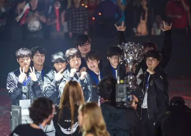 skts6冠军皮肤奥拉夫,lolskts6冠军皮肤视频