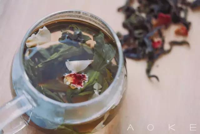 这杯茶，饮后不知天在水，满船清梦压星河