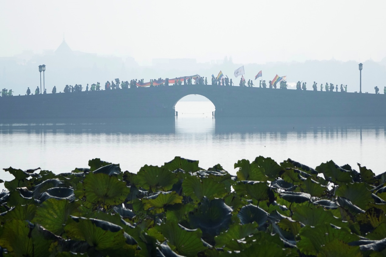 小微拼尽洪荒之力,全程记录杭马!杭州人30年前这样开跑