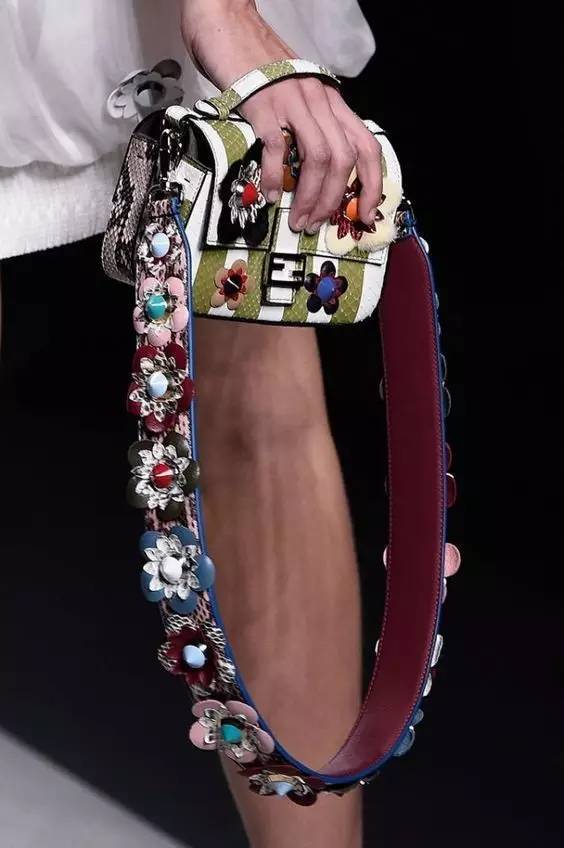 你一定想知道的真实故事,可以看看你每天背的包里有啥吗