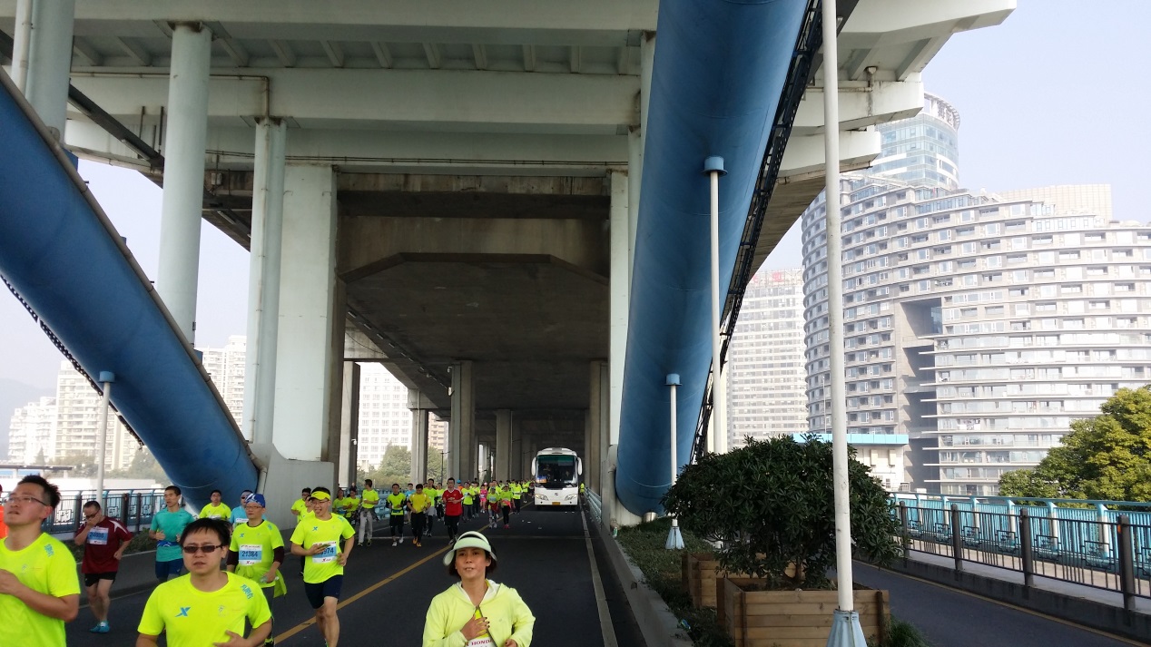 小微拼尽洪荒之力,全程记录杭马!杭州人30年前这样开跑