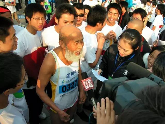 小微拼尽洪荒之力,全程记录杭马!杭州人30年前这样开跑