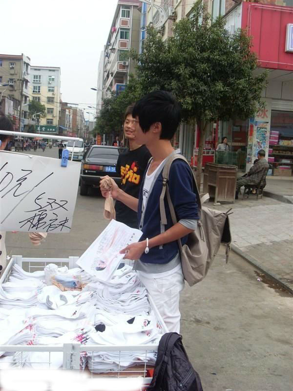 摆摊卖袜子创业经历,摆地摊卖袜子创业技巧