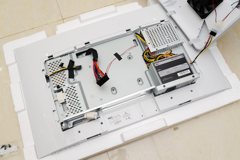 破天荒！HKCX320一体机带曲面屏，性能还能秒台式机