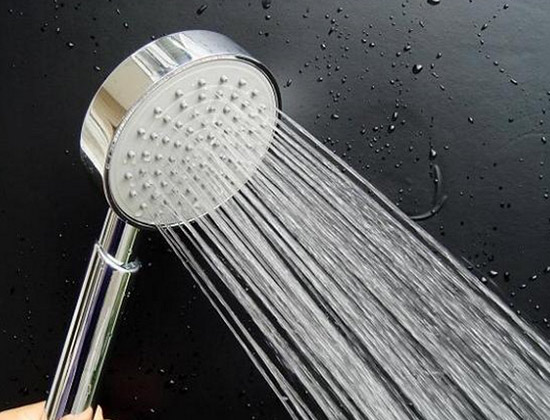 精致美女，肚脐又红又痒，仔细一问，才知道是1种习惯惹的祸