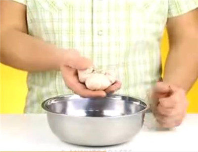 剥大蒜最简单的方法是什么,巧剥蒜皮图解