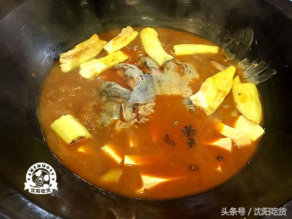 热气腾腾的铁锅炖鱼看起来好美味,铁锅炖鱼真的好吃