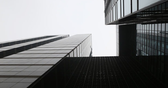 女子死后火化发现惊人一幕,年轻女子死在家中干尸之谜