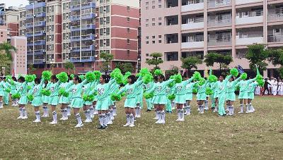 英德这个老师居然站在垃圾车上面？还引得学生连连尖叫！