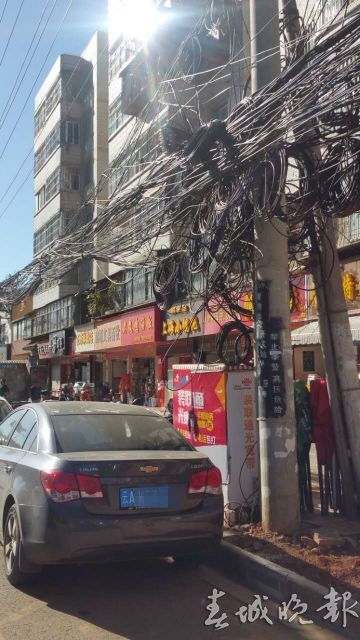 辣眼睛还怕伤人!谁来管管这些“蜘蛛网”“绊马绳”