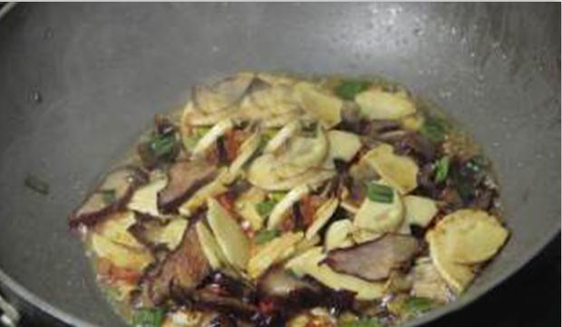 正宗湖南老杨冬笋炒腊肉,冬笋炒腊肉冬笋需要焯水吗
