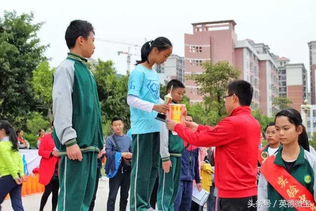 英德这个老师居然站在垃圾车上面？还引得学生连连尖叫！