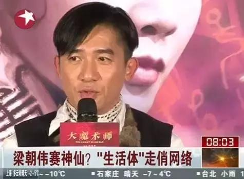 网友说,他的眼神无法以言语来形容