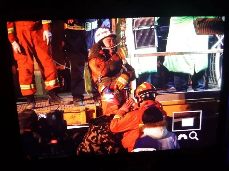 11名矿工平安升井图片,直击获救矿工升井画面