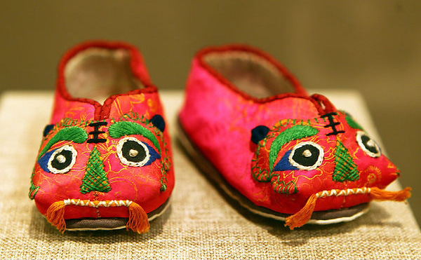 小时候穿过的鞋视频,小时候穿过的鞋子和衣服