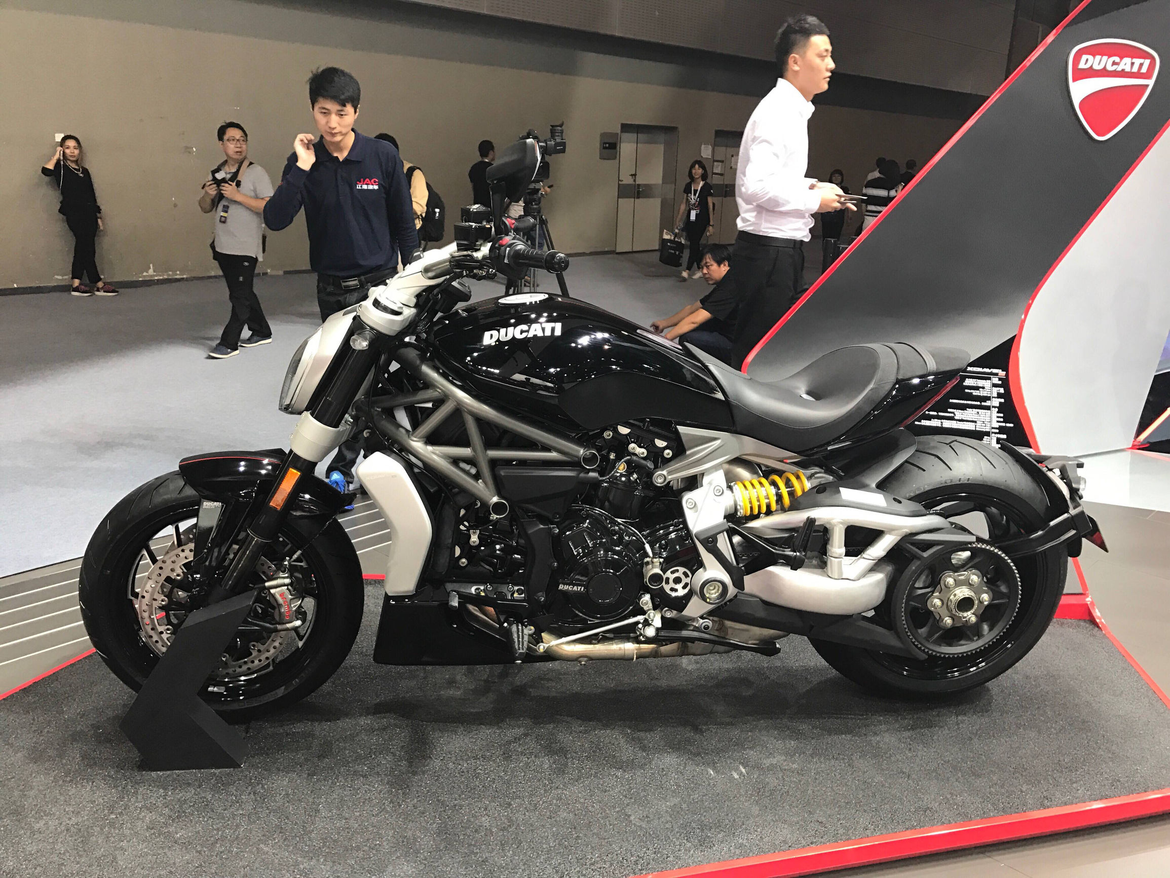 杜卡迪大魔鬼和哈雷肥霸怎么选,杜卡迪大魔鬼对比哈雷运动者