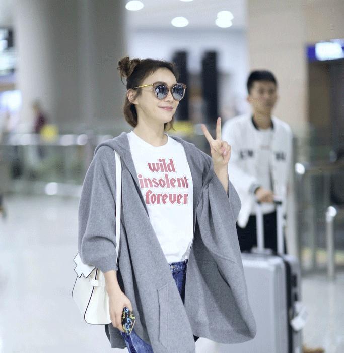 这条礼仪小姐的“迎宾带”，竟然被日日、袁姗姗……抢披上身！