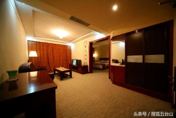 五台山云峰宾馆怎么样,五台山云峰宾馆一边的寺院