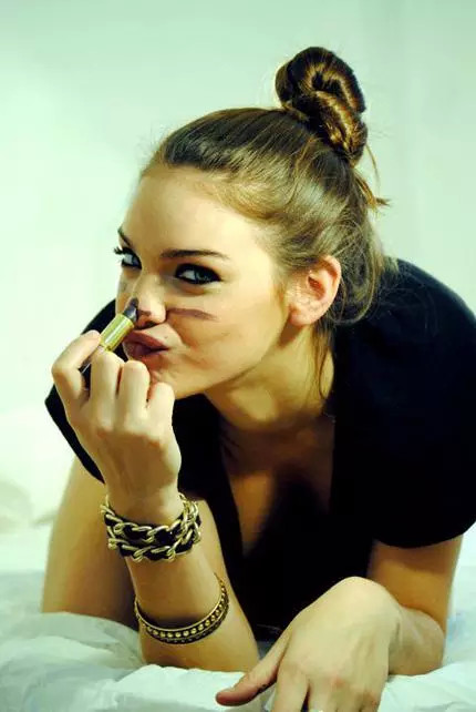 bb霜可以直接上脸吗,涂了bb霜脸很干怎么办