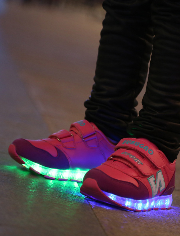 小时候穿过的鞋视频,小时候穿过的鞋子和衣服