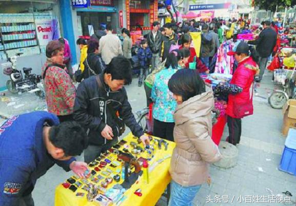 最传统的地摊生意,饰品地摊卖什么最吸引人