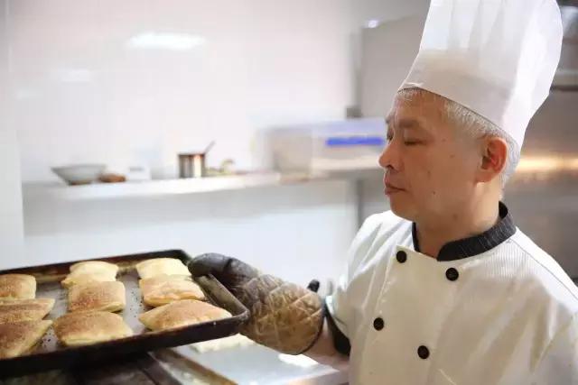 当过LV旁边的网红店总厨，这个做了30年油条的老头还不服老！