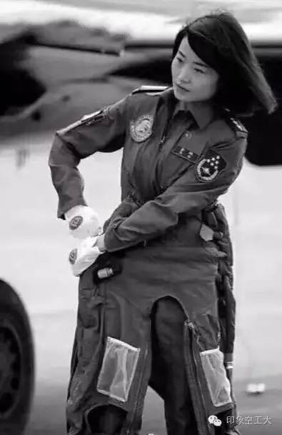 金孔雀故乡弹唱,金孔雀魂归故里群众自发来送别