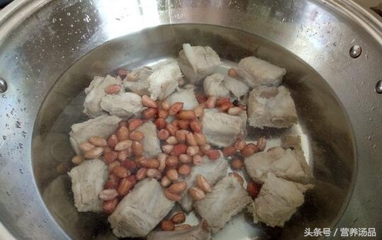 来一碗玉米排骨汤,木瓜花生炖排骨汤做法