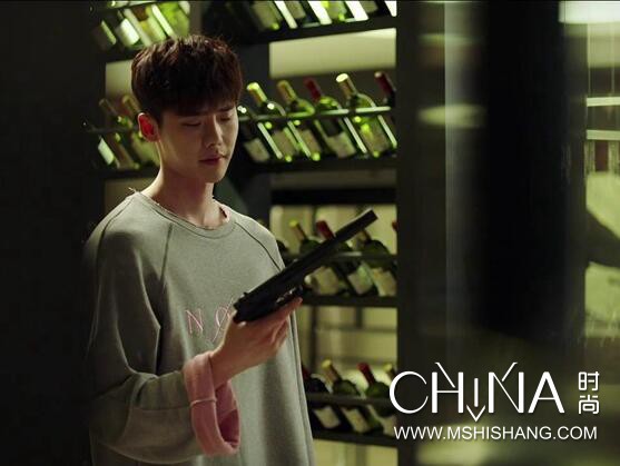 李小璐粉红色卫衣,李小璐卫衣穿搭