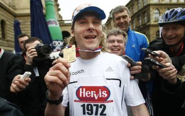 球场上他们是巨星，马拉松赛场他们也是跑男！