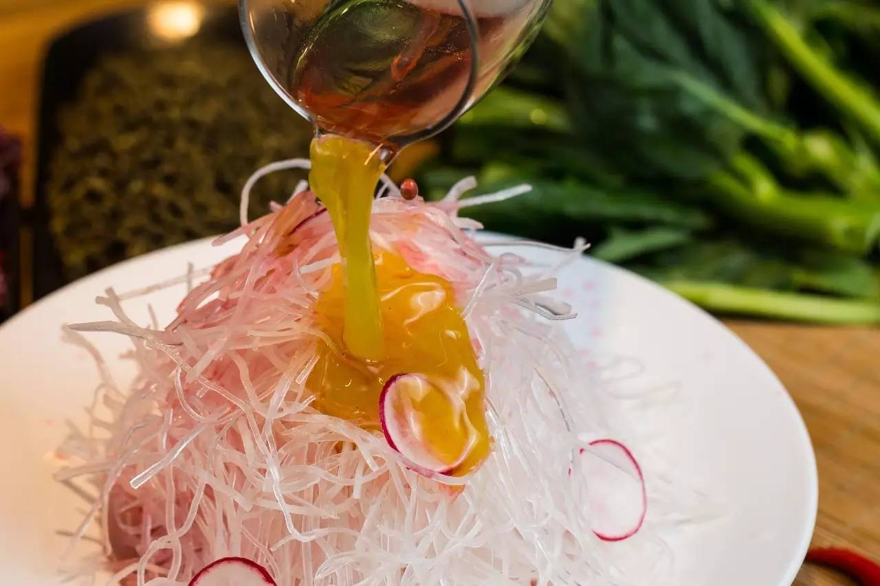 这家餐厅提供的菜单让人细思极恐,这家餐厅菜不好吃却天天爆满