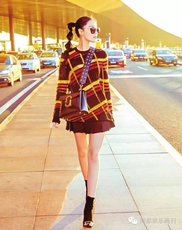 杨紫赵丽颖机场撞衫,杨紫周冬雨影后对比