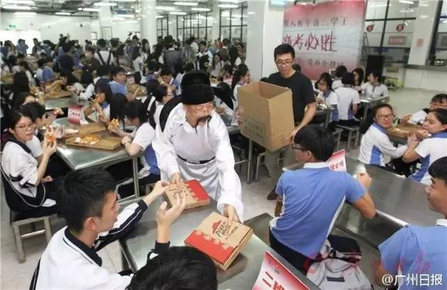 看了这张照片我才知道,老师对学生的爱,是如此细水无声!|特别关注