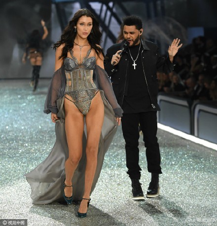 没看现场不要紧！用海量美图告诉你今年维密秀长腿美胸都这样玩