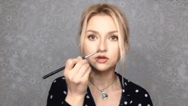 女子花4万块整容把嘴都整歪了,美国女子花76万整容