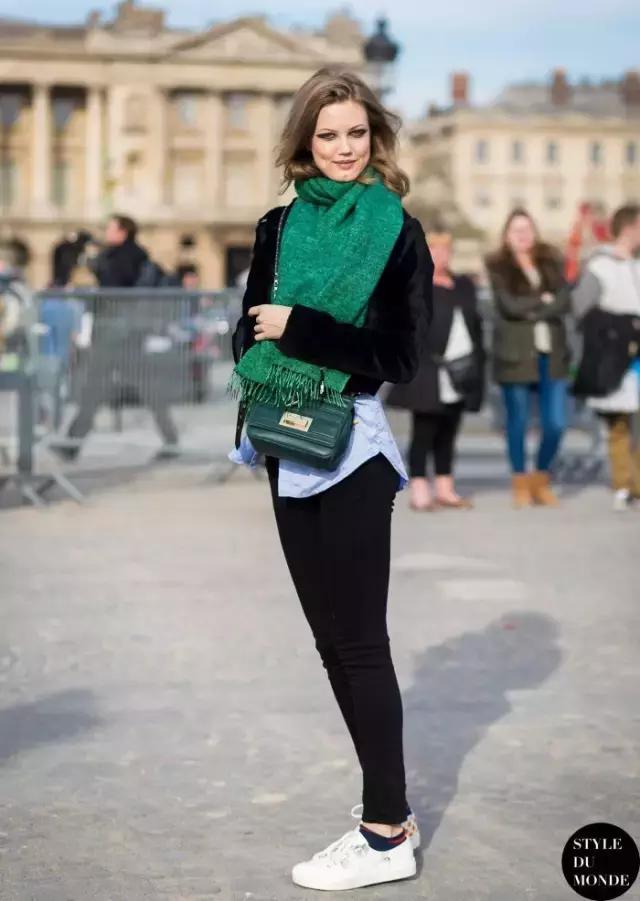 杨幂同款蓝色围巾,杨幂最新同款围巾