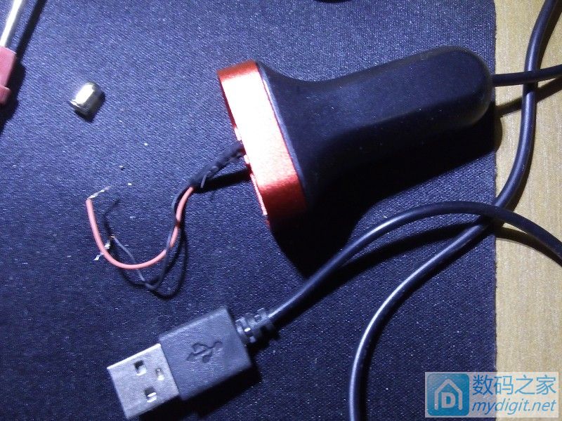 拆一个自带充电线的充电宝,拆一个快充充电器