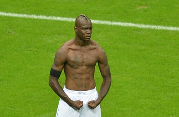 绿茵场动作视频,绿茵场上的庆祝桑巴舞蹈