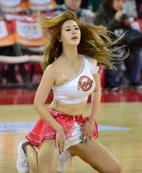 这届篮球宝贝质量太差又丑又肥，看台观众喊退票怒斥肉太多不专业