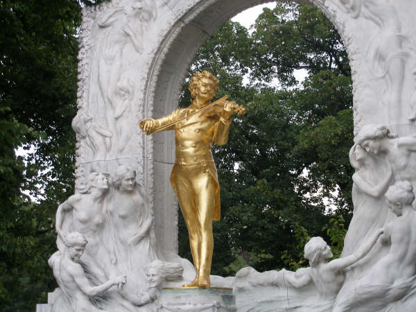 施特劳斯著名圆舞曲视频,施特劳斯第一个圆舞曲