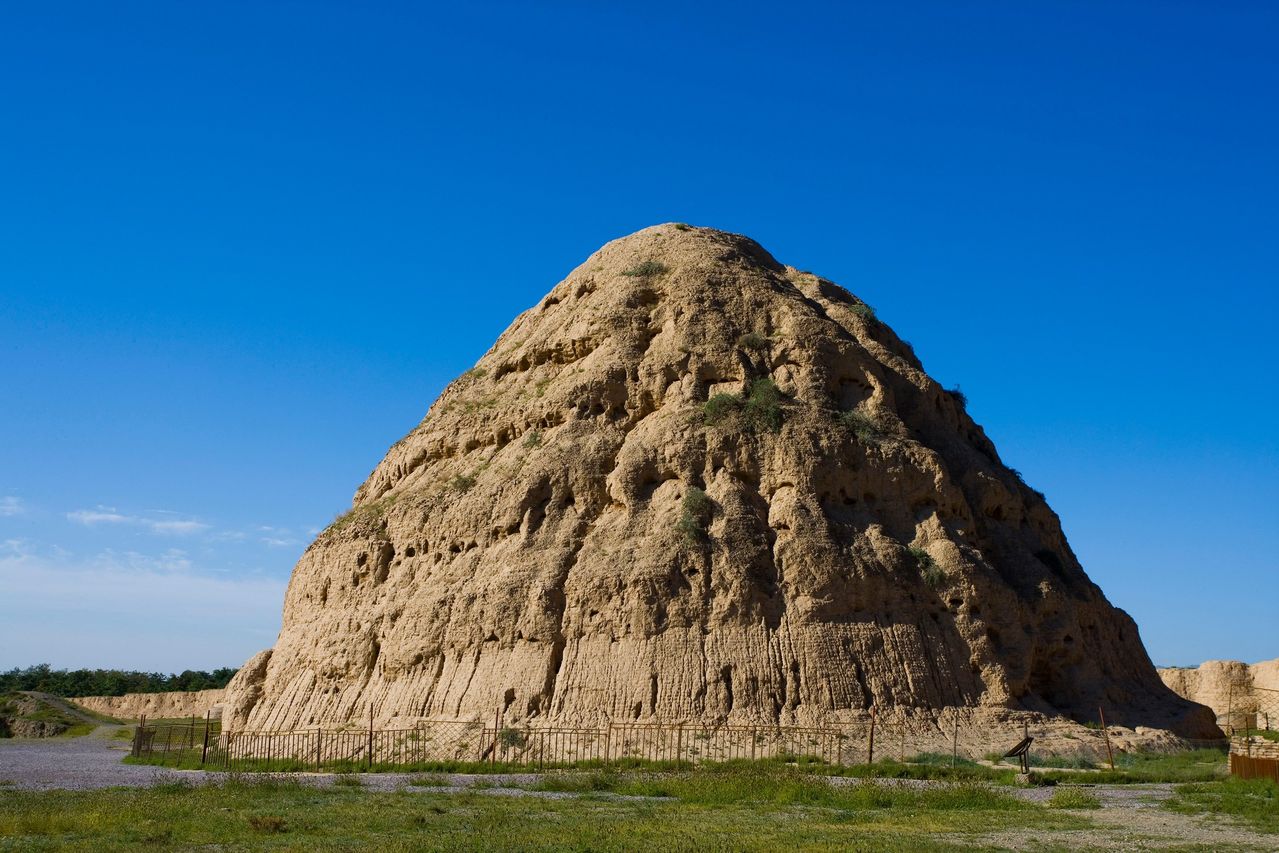 西夏帝王陵墓为何从不长草也不落,西夏王陵东方金字塔